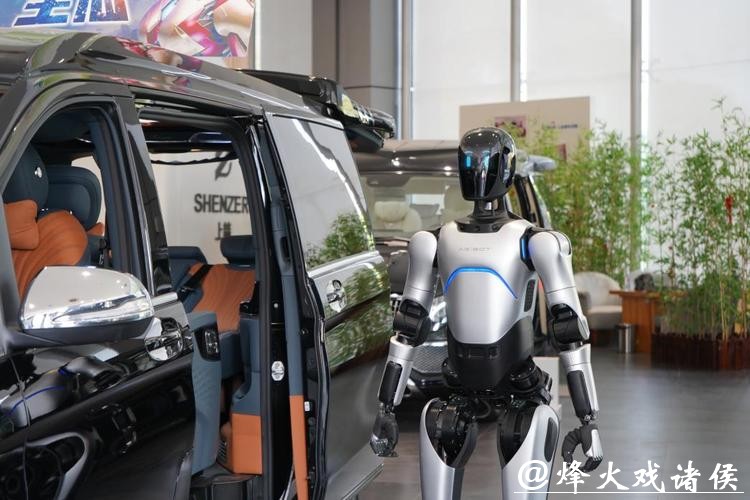 机器人界的“李小龙”来了?智元发布商用级全尺寸人形机器人远征A3 机器人界的“李小龙”来了?智元发布商用级全尺寸人形机器人远征A3